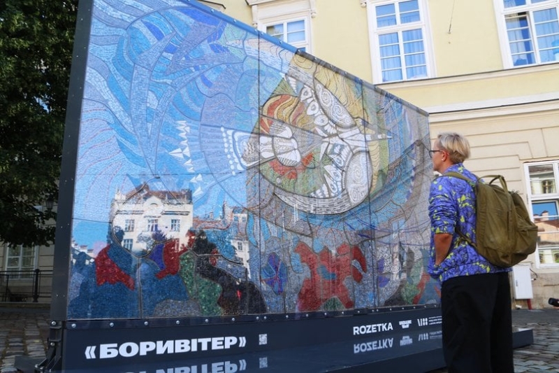 У центрі Львова презентували відтворену мозаїку «Боривітер» Алли Горської