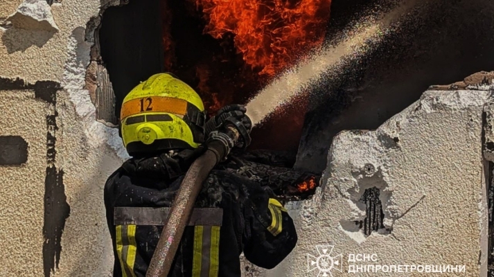 Ворог завдав ракетного удару по Дніпровському району: виникла пожежа, є загиблий 
